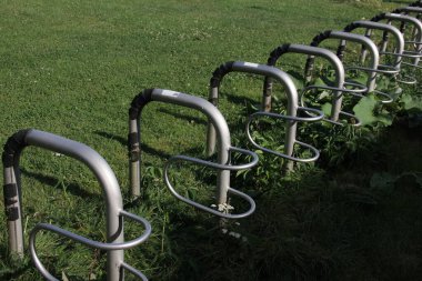 Süslü ve dekoratif metal bisiklet park yeri