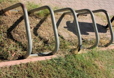 Süslü ve dekoratif metal bisiklet park yeri
