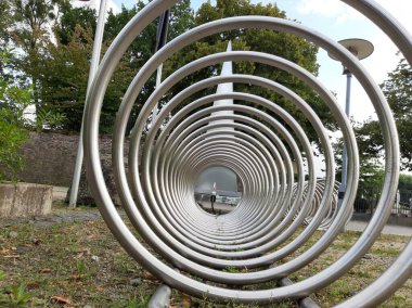 Süslü ve dekoratif metal bisiklet park yeri