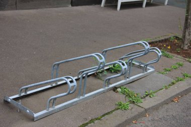 Süslü ve dekoratif metal bisiklet park yeri