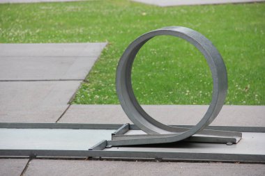 Süslü ve dekoratif metal bisiklet park yeri