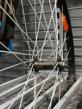 Süslü ve dekoratif metal bisiklet park yeri