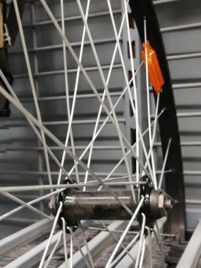 Süslü ve dekoratif metal bisiklet park yeri