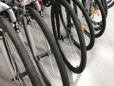 Süslü ve dekoratif metal bisiklet park yeri