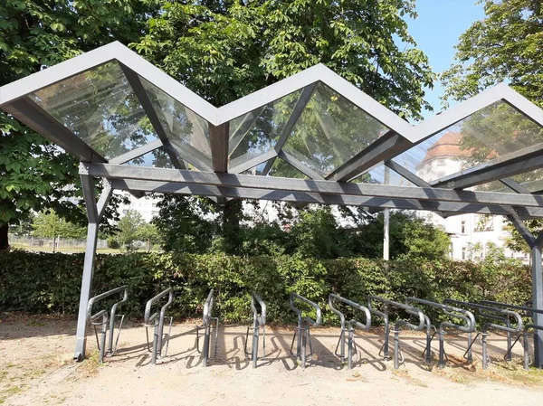 Süslü ve dekoratif metal bisiklet park yeri