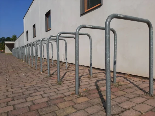 Süslü ve dekoratif metal bisiklet park yeri