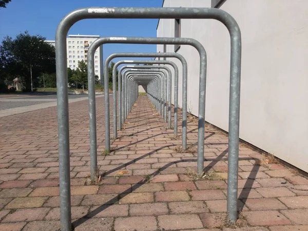 Декоративно Металлическая Парковка Велосипедов — стоковое фото
