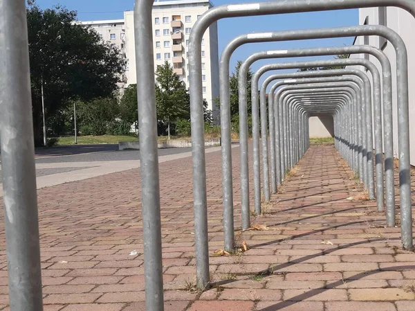 Dekoracyjny Metalowy Parking Dla Rowerów — Zdjęcie stockowe