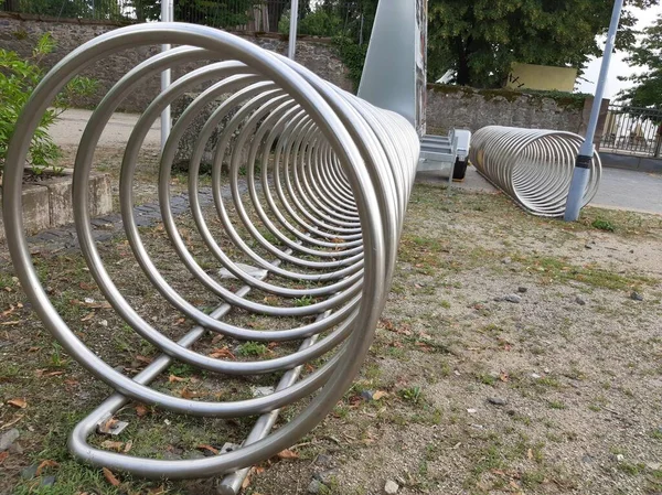 Süslü ve dekoratif metal bisiklet park yeri
