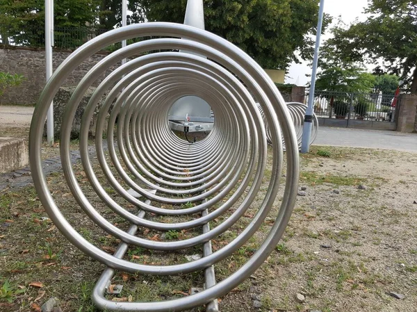 Süslü ve dekoratif metal bisiklet park yeri