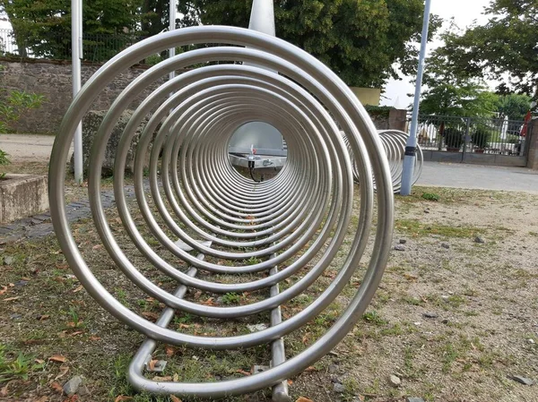 Süslü ve dekoratif metal bisiklet park yeri