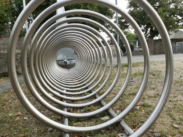 Süslü ve dekoratif metal bisiklet park yeri