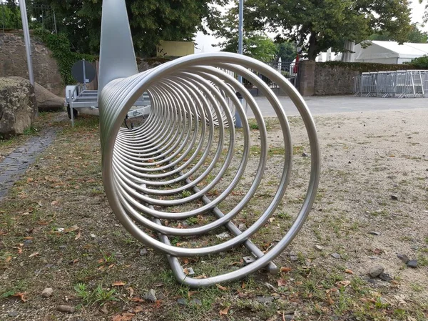 装飾的で金属製の自転車駐車場 — ストック写真
