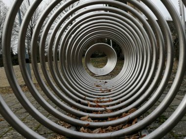 Süslü ve dekoratif metal bisiklet park yeri