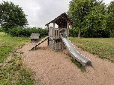 Parktaki çocuk parkı.