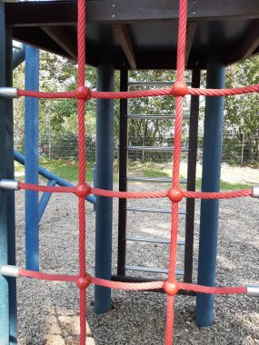 Parktaki çocuk parkı.