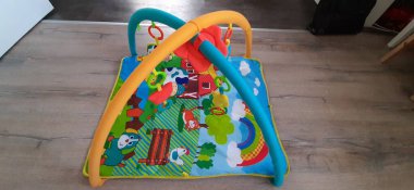 Parktaki çocuk parkı.