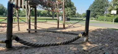 Parktaki çocuk parkı.