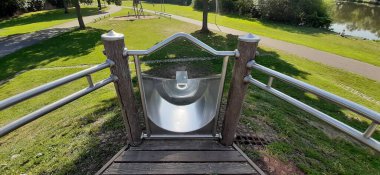 Parktaki çocuk parkı.