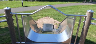 Parktaki çocuk parkı.