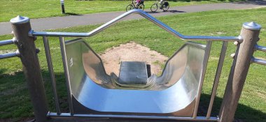 Parktaki çocuk parkı.