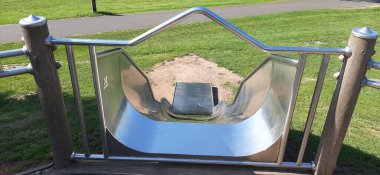 Parktaki çocuk parkı.