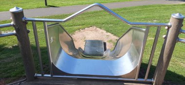 Parktaki çocuk parkı.