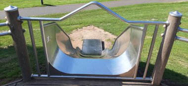 Parktaki çocuk parkı.