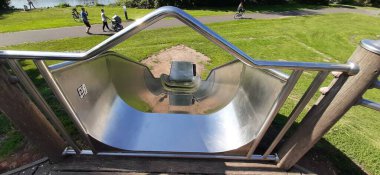 Parktaki çocuk parkı.