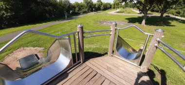 Parktaki çocuk parkı.