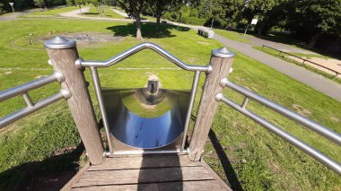 Parktaki çocuk parkı.