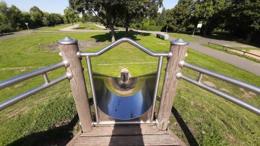 Parktaki çocuk parkı.