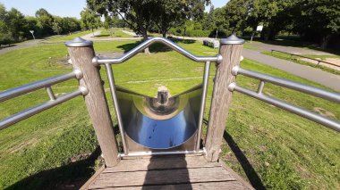 Parktaki çocuk parkı.