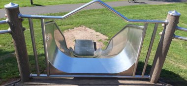 Parktaki çocuk parkı.