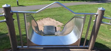 Parktaki çocuk parkı.