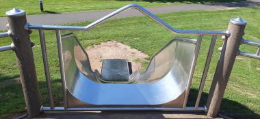 Parktaki çocuk parkı.