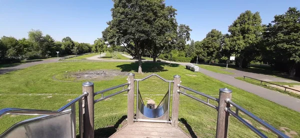 Parktaki çocuk parkı.