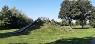 Parktaki çocuk parkı.