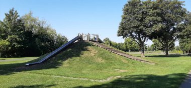 Parktaki çocuk parkı.