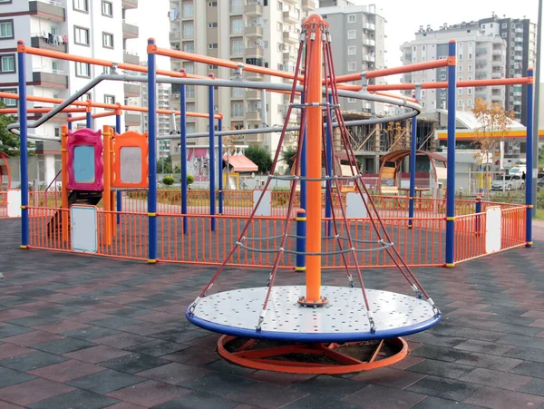 公园内的儿童游乐场 — 图库照片