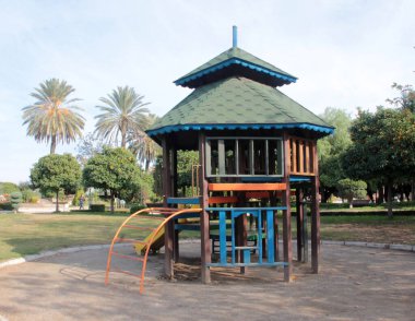 Parktaki çocuk parkı.