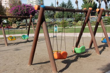 Parktaki çocuk parkı.