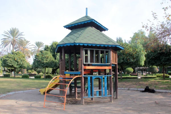 Parktaki çocuk parkı.