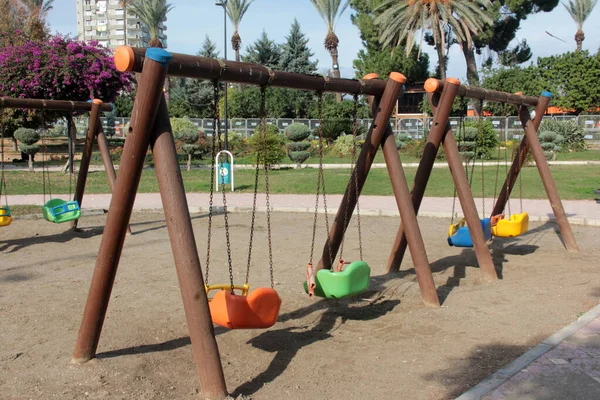 Parktaki çocuk parkı.