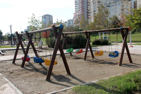 Parktaki çocuk parkı.