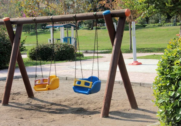 Parktaki çocuk parkı.