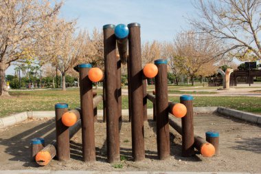Parktaki çocuk parkı.