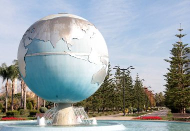 Parktaki çocuk parkı.