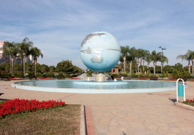 Parktaki çocuk parkı.