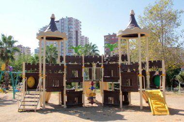 Parktaki çocuk parkı.